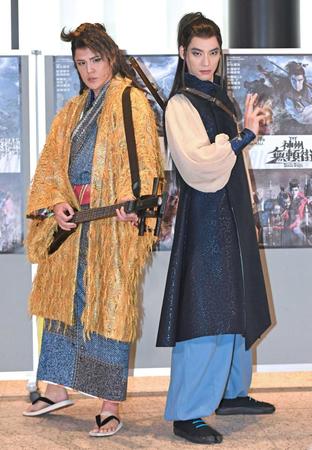 　ポーズを決める福士蒼汰（右）と宮野真守（撮影・三好信也）