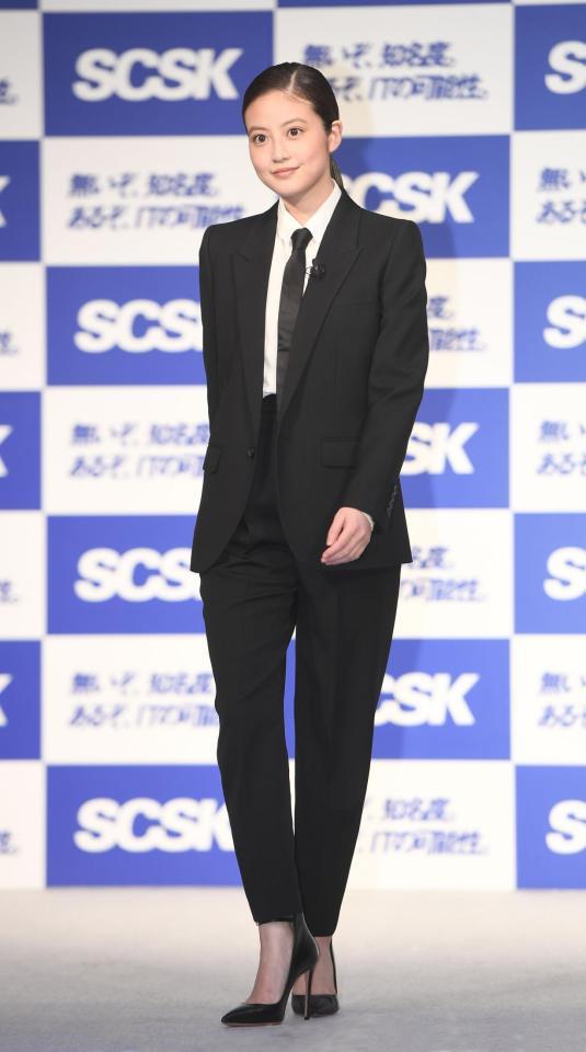 スーツ姿で登場した今田美桜（撮影・金田祐二）