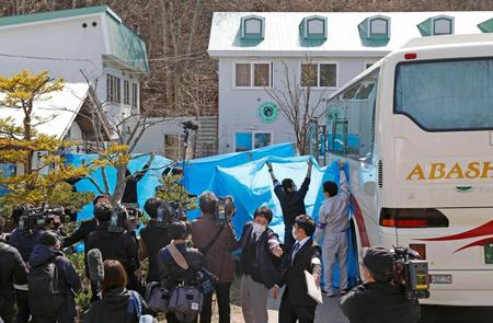 　説明会会場に向かうバスに乗り込む行方不明者の関係者ら＝北海道斜里町