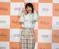 　笑顔でダンスを披露する山之内すず＝東京都内