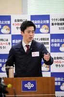 　会見で話す大阪府の吉村洋文知事＝大阪府庁