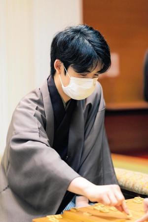 　出口若武六段に勝利した藤井聡太叡王（日本将棋連盟提供）