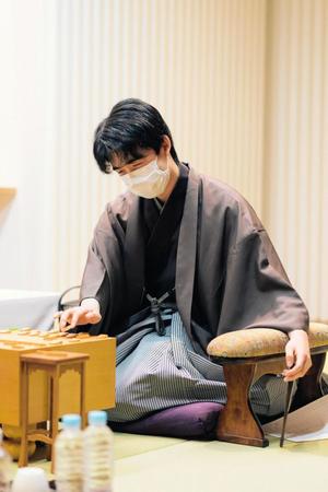 　出口若武六段に勝利した藤井聡太叡王（日本将棋連盟提供）