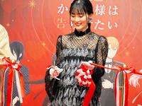 　テープカットを行う古賀葵（ｃ）赤坂アカ／集英社・かぐや様は告らせたい製作委員会