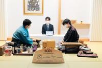 　出口若武六段（左）に勝利した藤井聡太叡王（日本将棋連盟提供）