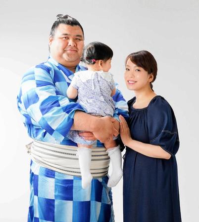 　家族写真で笑顔を見せる杜このみ（右）と長女を抱く夫・高安
