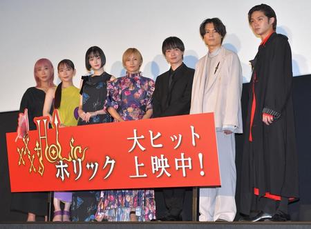 　舞台あいさつに出席した（左から）蜷川実花監督、吉岡里帆、玉城ティナ、柴咲コウ、神木隆之介、松村北斗、磯村勇斗（撮影・出月俊成）