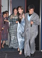 　手をつないで、走って壇上へ向かう（右から）窪田正孝、本田翼、広瀬アリス、山口紗弥加＝東京・ＴＯＨＯシネマズ日比谷（撮影・出月俊成）