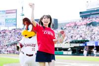 　始球式を行った乃木坂４６の秋元真夏（提供楽天球団）