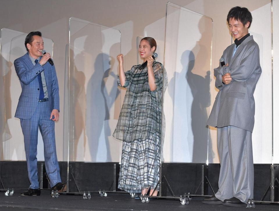 　遠藤憲一（左）に体調を心配され、「元気です！」と笑顔でガッツポーズをする広瀬アリス。右は窪田正孝＝東京・ＴＯＨＯシネマズ日比谷（撮影・出月俊成）