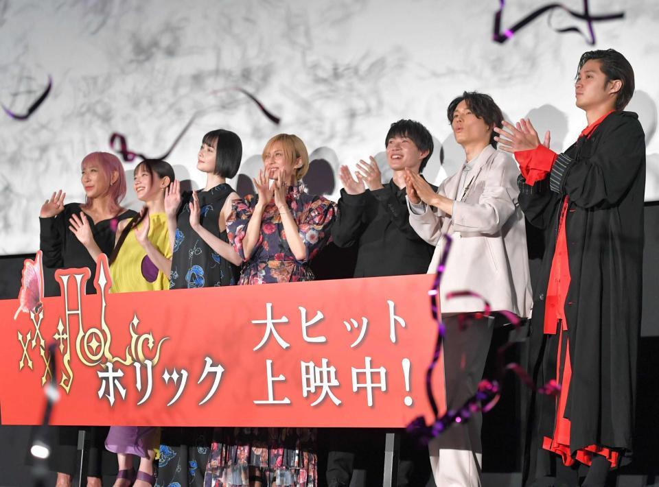 　テープが舞う中、笑顔を見せる（左から）蜷川実花監督、吉岡里帆、玉城ティナ、柴咲コウ、神木隆之介、松村北斗、磯村勇斗