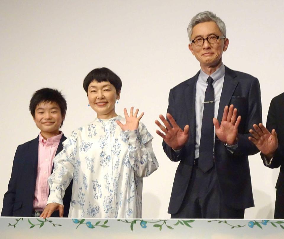 　舞台あいさつに出席した（左から）斎藤汰鷹、小林聡美、松重豊、平山秀幸監督