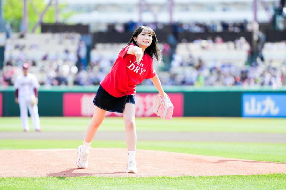 乃木坂46 秋元真夏が始球式「すごく緊張」本塁ではなく二塁