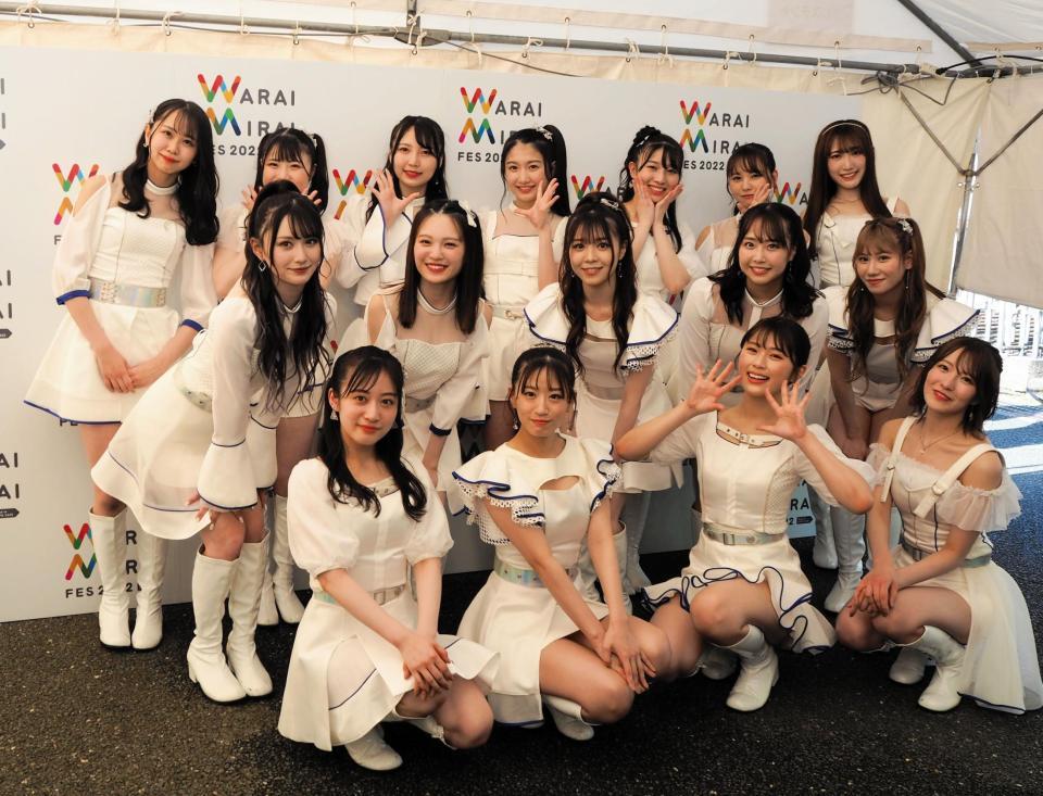 　（前列左から）川上千尋、上西怜、渋谷凪咲、小嶋花梨らＮＭＢ４８メンバー