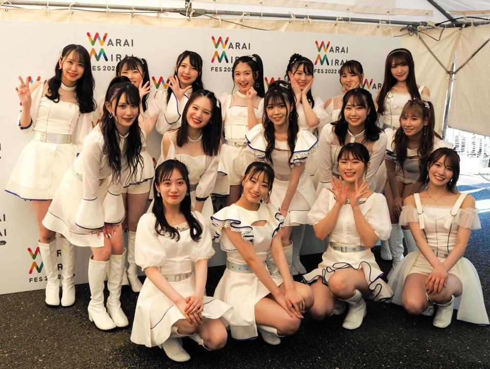 　（前列左から）川上千尋、上西怜、渋谷凪咲、小嶋花梨らＮＭＢ４８メンバー