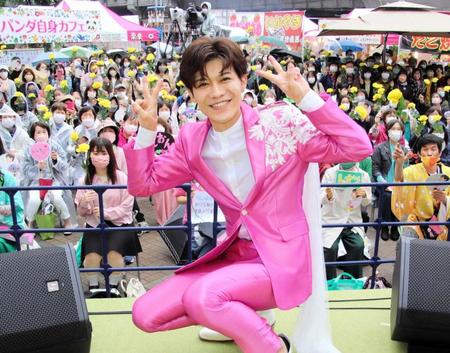 　デビュー記念日をファンに祝福された新浜レオン