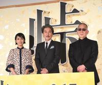 　映画の完成に自身を見せる（左から）松たか子、役所広司、小泉堯史監督（撮影・金田祐二）