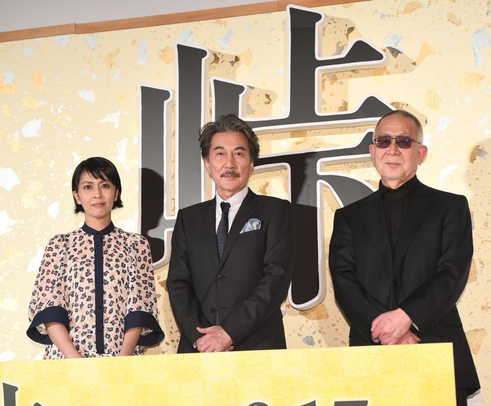 　映画の完成に自身を見せる（左から）松たか子、役所広司、小泉堯史監督（撮影・金田祐二）