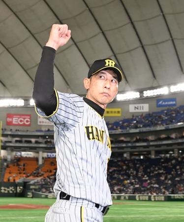 　６連勝の矢野監督はインタビューを終え、ファンの声援にガッツポーズ