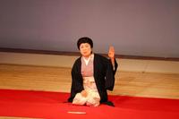 舞台上から父・寛美さんのの思い出を語り、あいさつする藤山直美＝大阪松竹座