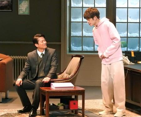 　「エレファント・ソング」に出演する井之脇海（右）と寺脇康文