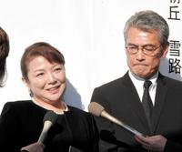 　津川雅彦さん、朝丘雪路さんの合同お別れ会に出席した原日出子（左）と渡辺裕之さん＝２０１８年撮影