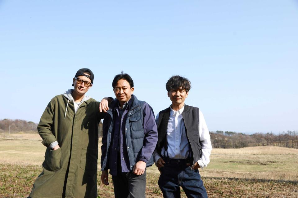 　「ＴＯＫＩＯ－ＢＡ」を立ち上げ、福島・西郷村の広大な土地にたたずむ（左から）松岡昌宏、城島茂、国分太一