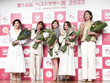 ベストマザー賞に輝いた（左から）金子恵美さん、近藤千尋、広末涼子、鈴木亜美、荒木絵里香さん（撮影・園田高夫）