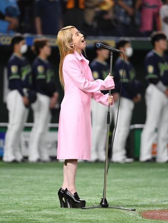 　国歌独唱する加藤ミリヤ（撮影・佐藤厚）