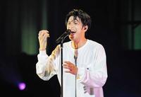 　スタンドマイクで熱唱する森崎ウィン