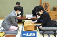 　大橋貴洸六段（左）に敗れた藤井聡太竜王（日本将棋連盟提供）