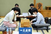 　大橋貴洸六段（左）に敗れた藤井聡太竜王（日本将棋連盟提供）