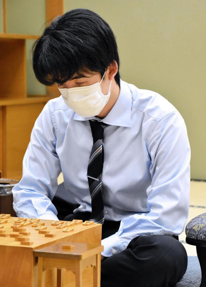 　大橋貴洸六段に敗れた藤井聡太竜王（日本将棋連盟提供）