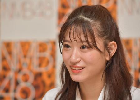 　笑顔でインタビューに応じるＮＭＢ４８・上西怜＝ＮＭＢ４８劇場（撮影・神子素慎一）