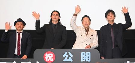 　映画「死刑にいたる病」公開記念舞台あいさつに登場した（左から）白石和彌監督、岡田健史、阿部サダヲ、岩田剛典＝東京・新宿の新宿バルト９（撮影・堀内翔） 