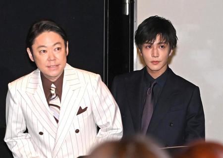 　映画「死刑にいたる病」公開記念舞台あいさつに登壇する岩田剛典。左は阿部サダヲ＝東京・新宿の新宿バルト９（撮影・堀内翔）