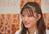 　笑顔でインタビューに応じるＮＭＢ４８・上西怜＝ＮＭＢ４８劇場（撮影・神子素慎一）