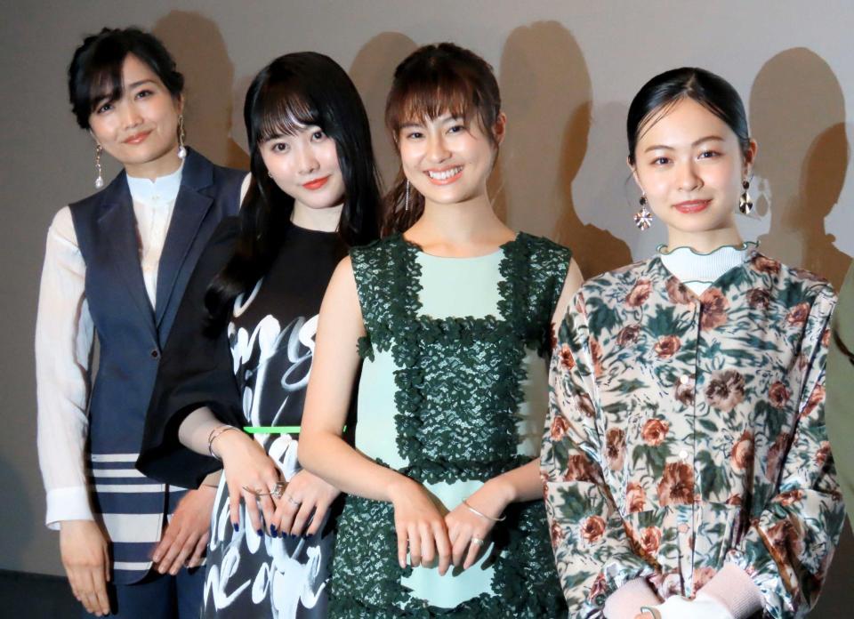 　完成披露上映会に出席した（左から）佐藤江梨子、本田望結、恒松祐里、莉子