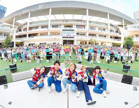 　３周年をファンと祝う（左から）優、綾介、末吉９太郎、ＴＡＫＡ、春斗