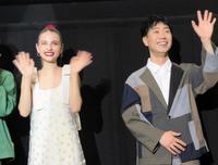 　観客に手を振る嵐莉菜（左）と藤井隆