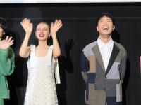 　観客に手を振る嵐莉菜（左）と藤井隆＝大阪・なんばパークスシネマ