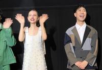 　観客に手を振る嵐莉菜（左）と藤井隆＝大阪・なんばパークスシネマ