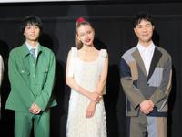 　（左から）奥平大兼、嵐莉菜、藤井隆＝大阪・なんばパークスシネマ