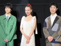 　（左から）奥平大兼、嵐莉菜、藤井隆＝大阪・なんばパークスシネマ