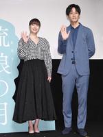 　笑顔で手を振る広瀬すず（左）と松坂桃李＝都内（撮影・棚橋慶太）
