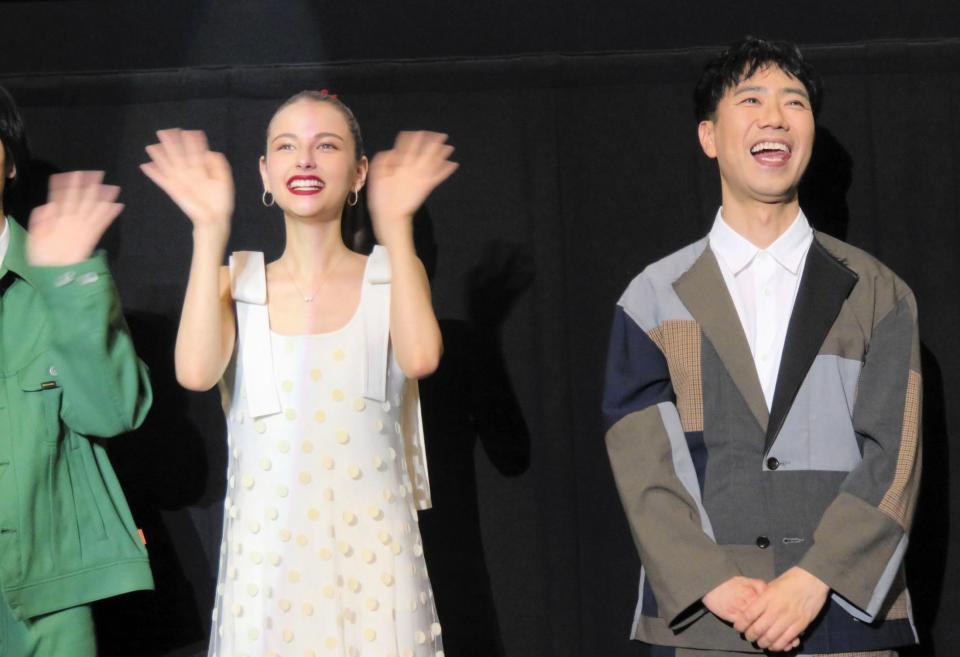 　観客に手を振る嵐莉菜（左）と藤井隆＝大阪・なんばパークスシネマ