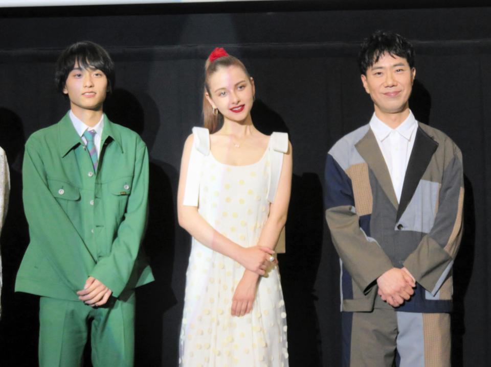 　（左から）奥平大兼、嵐莉菜、藤井隆＝大阪・なんばパークスシネマ