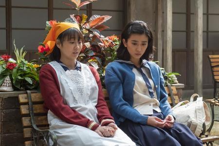 早苗（高田夏帆・左）と話す暢子（黒島結菜）