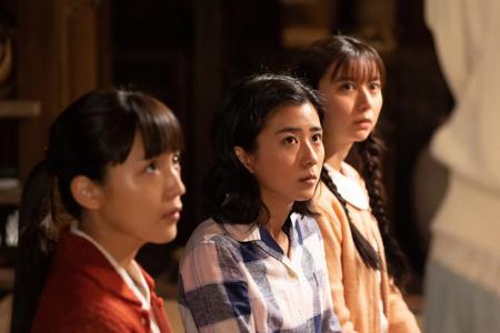 母の提案に、娘たちは…。左から姉・良子（川口春奈）、暢子（黒島結菜）、妹・歌子（上白石萌歌）