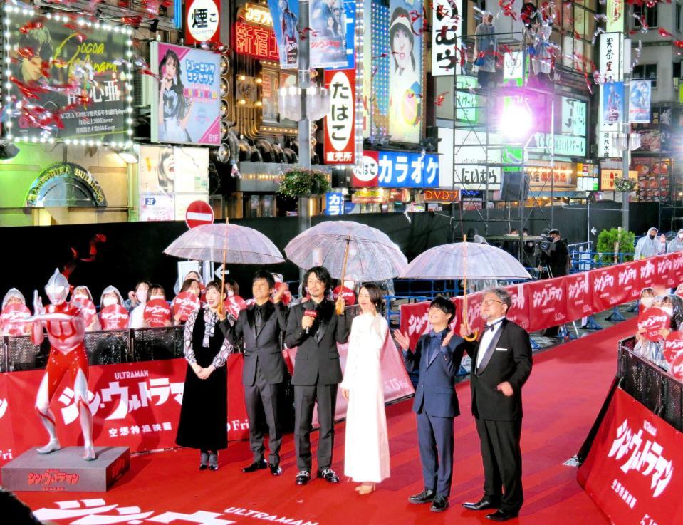 　歌舞伎町の中に作られたレッドカーペットに立つ（左から）早見あかり、西島秀俊、斎藤工、長澤まさみ、有岡大貴、樋口真嗣監督